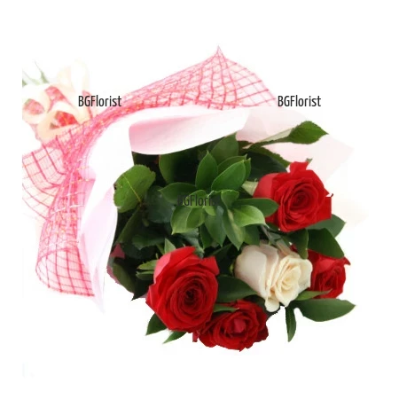 Online order of a bouquet of roses for a romantic evening