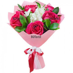 Красив и мил букет от розови рози - 5 стръка и нежни бели алстромерии, прегърнати от свежа зеленина и луксозна, цветна опаковка.
