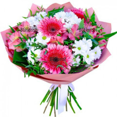 Очарователен букет от розови гербери, алстромерии и нежни бели хризантеми - прекрасен подарък за рожден ден, за имен ден, за майката или за родителите