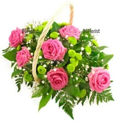 Китна кошница от рози и хризантема, излъчваща свежест и положително настроение. Цветята и зеленините са аранжирани на пиафлора.
