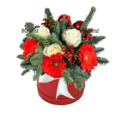 Празничен аранжимент в специална, луксозна кутия за цветя, който да подарите самостоятелно или като допълнение към подарък за Коледа