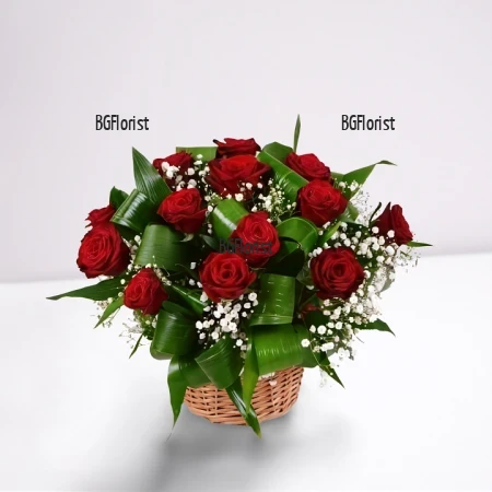 Доставка на 15 червени рози в кошница с куриер