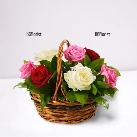 Кошница с рози в три цвята