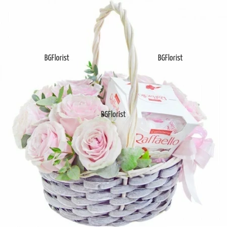Доставка на кошница с рози и бонбони