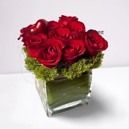 Send arrangement of roses in glass cube
