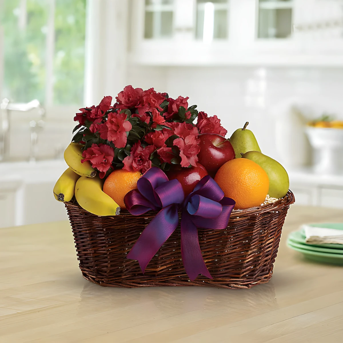 Доставка на кошница с азалия и плодове
