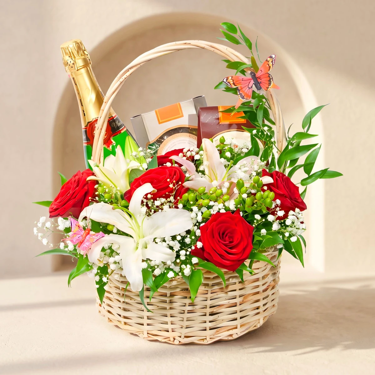 Кошница с червени рози, пенливо вино и бонбони Raffaello