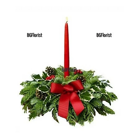 An online order and a delivery of Christmas centerpiece.