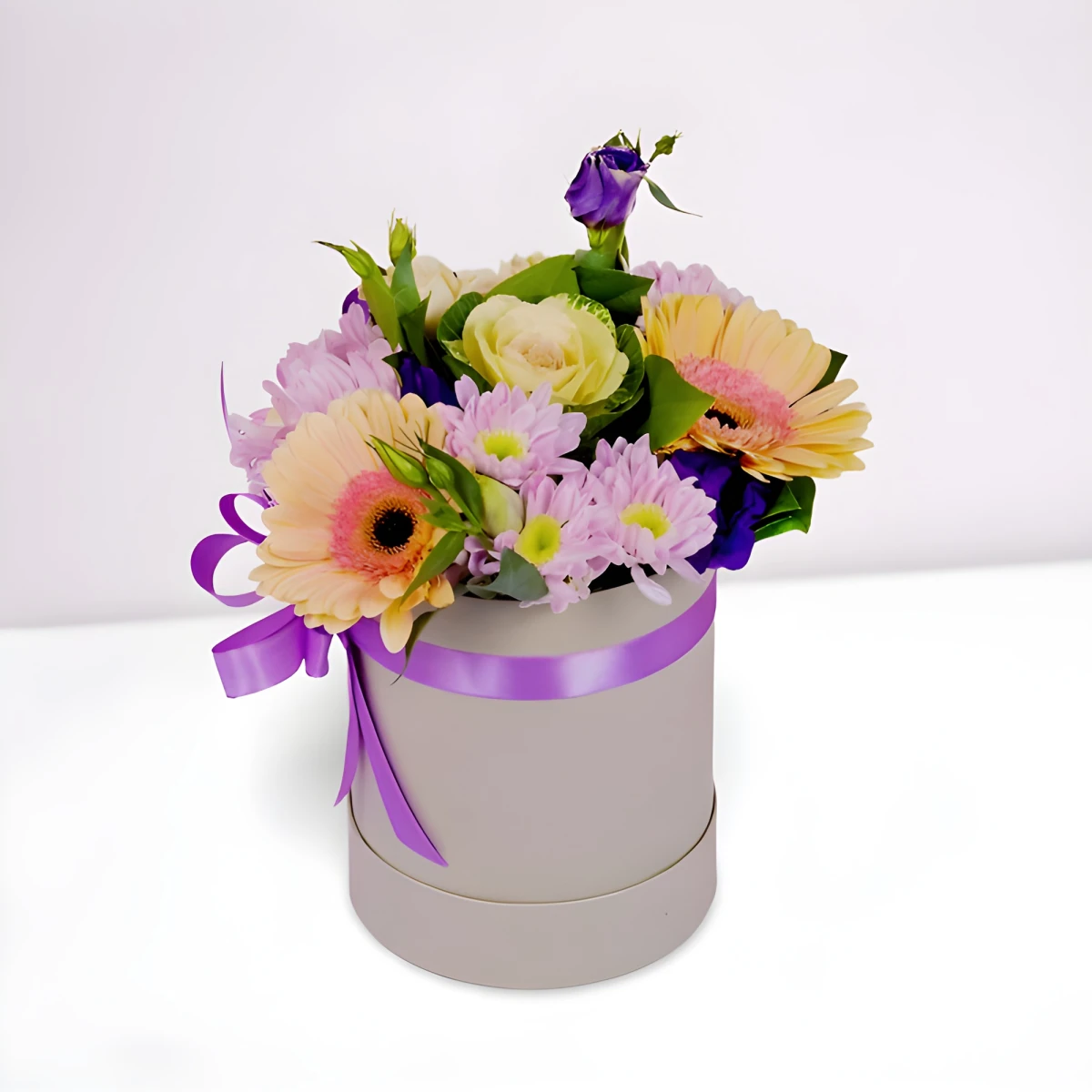 Send to Bulgaria a box with delicate flowers