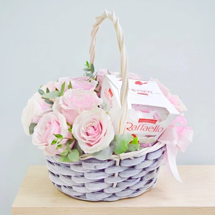 Send to Bulgaria basket of roses and chocolates