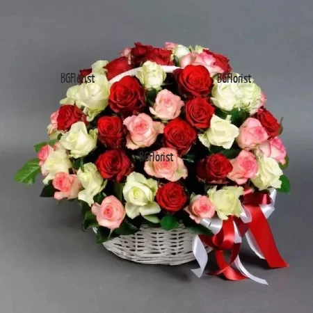 Кошница с 51 разноцветни рози Цветно изкушение