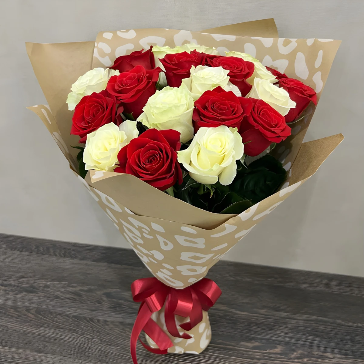 Send to Bulgaria a bouquet of red and white roses